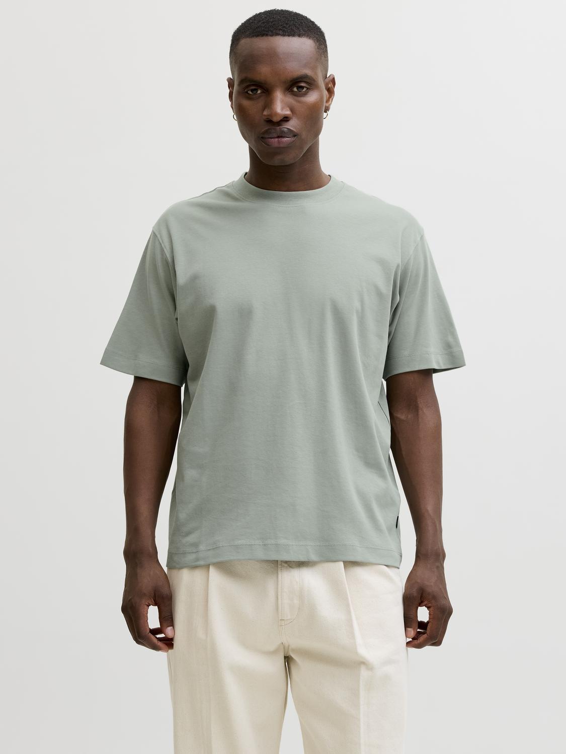 model_shot-front