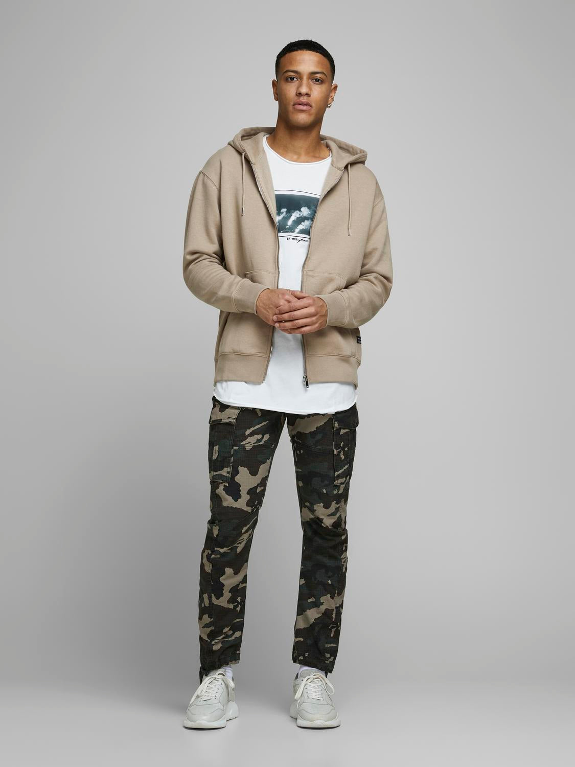 model_shot-front_full