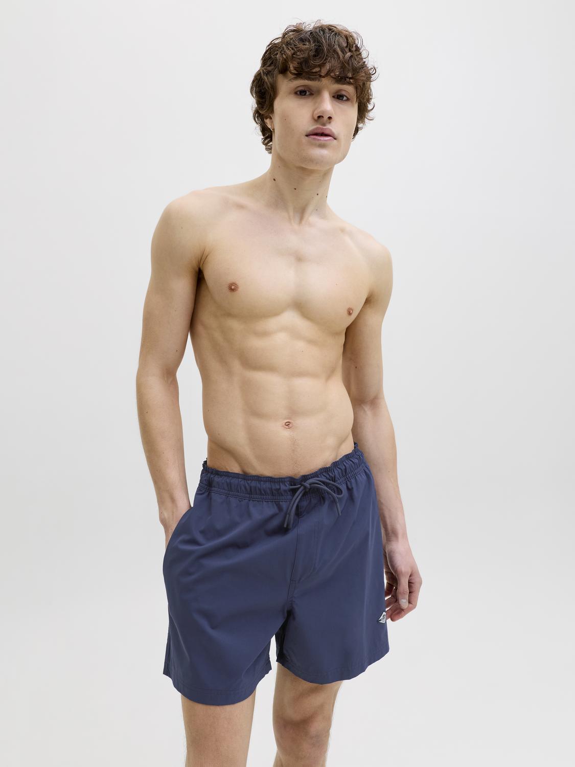 model_shot-creative