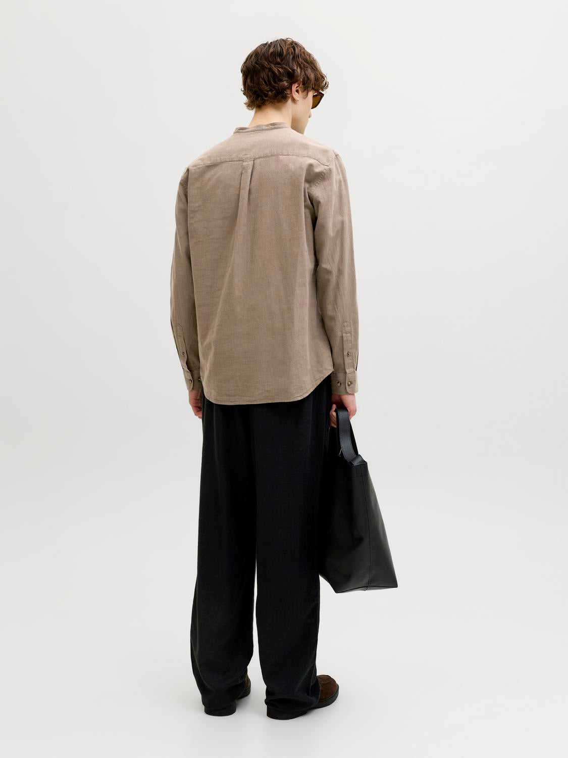 model_shot-back