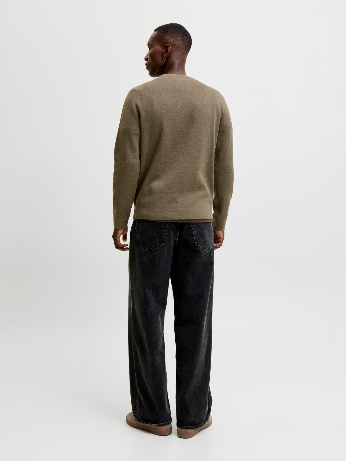 model_shot-back