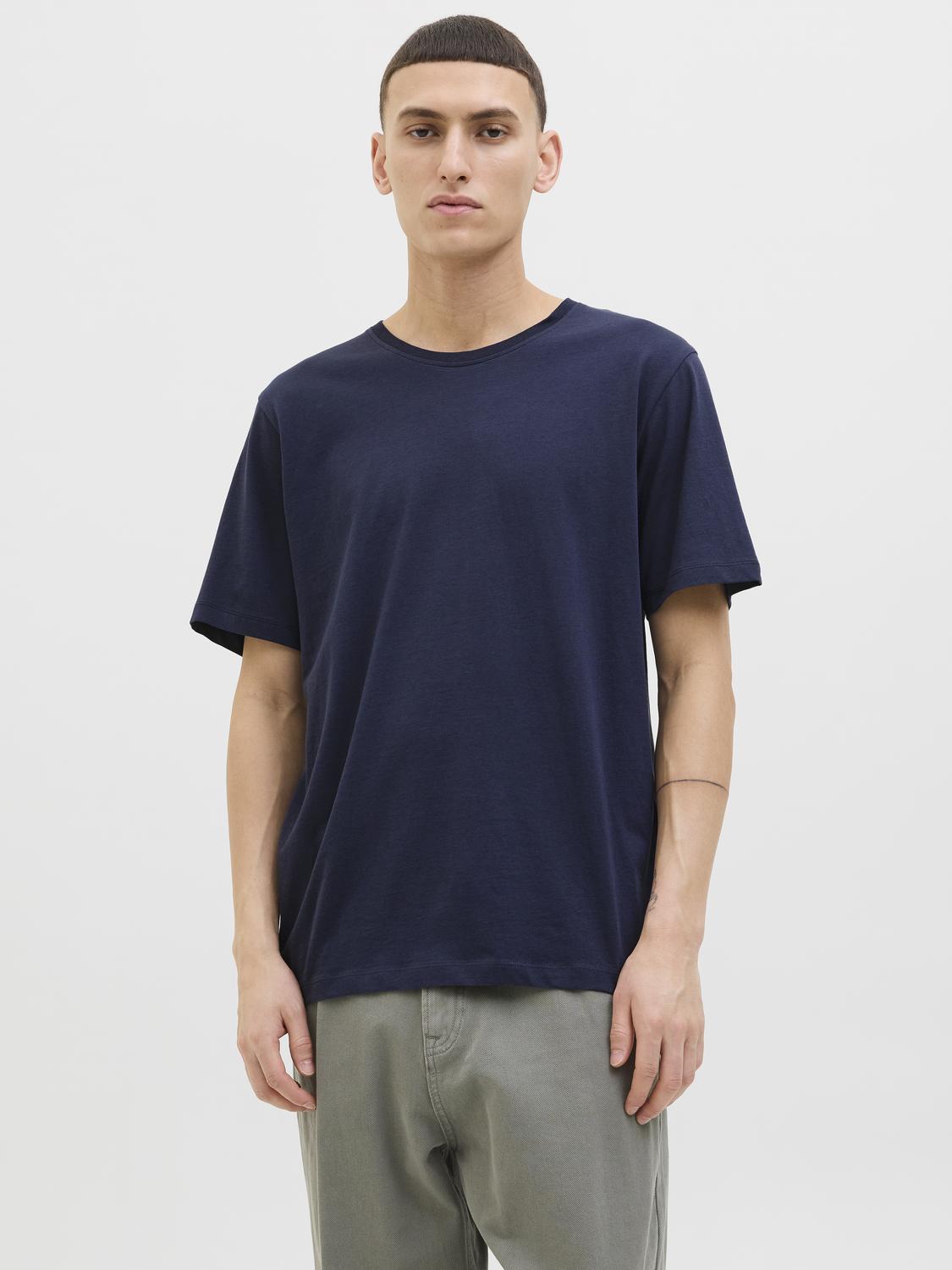 model_shot-front