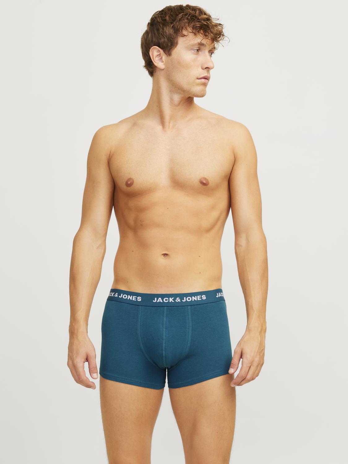 model_shot-front
