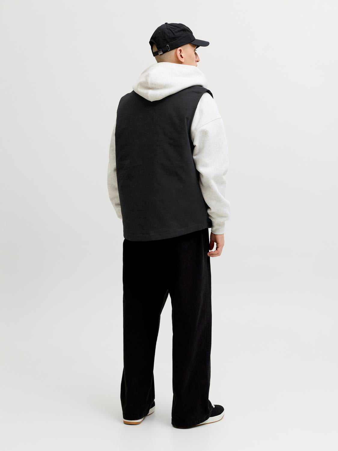 model_shot-back