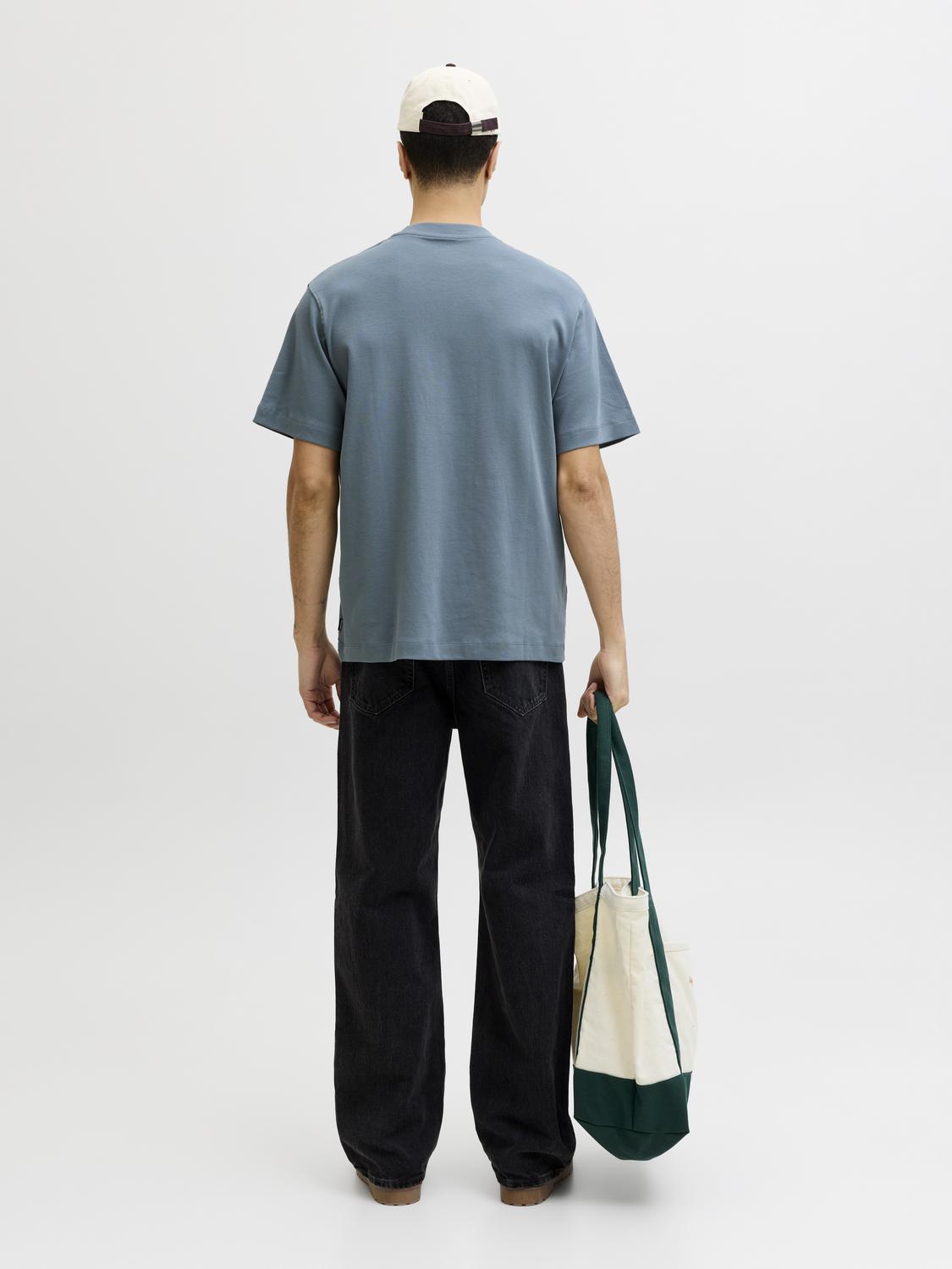model_shot-back