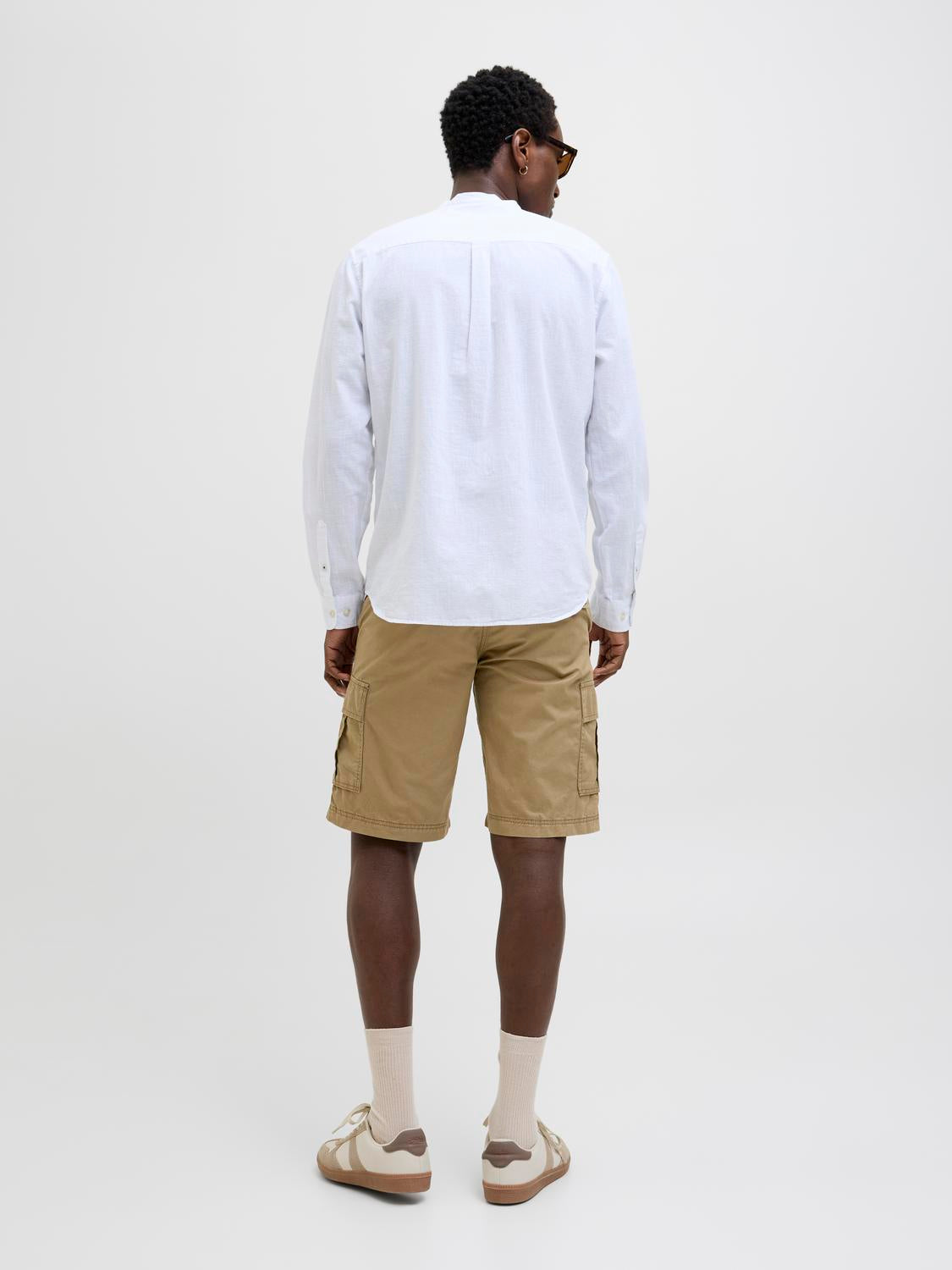 model_shot-back
