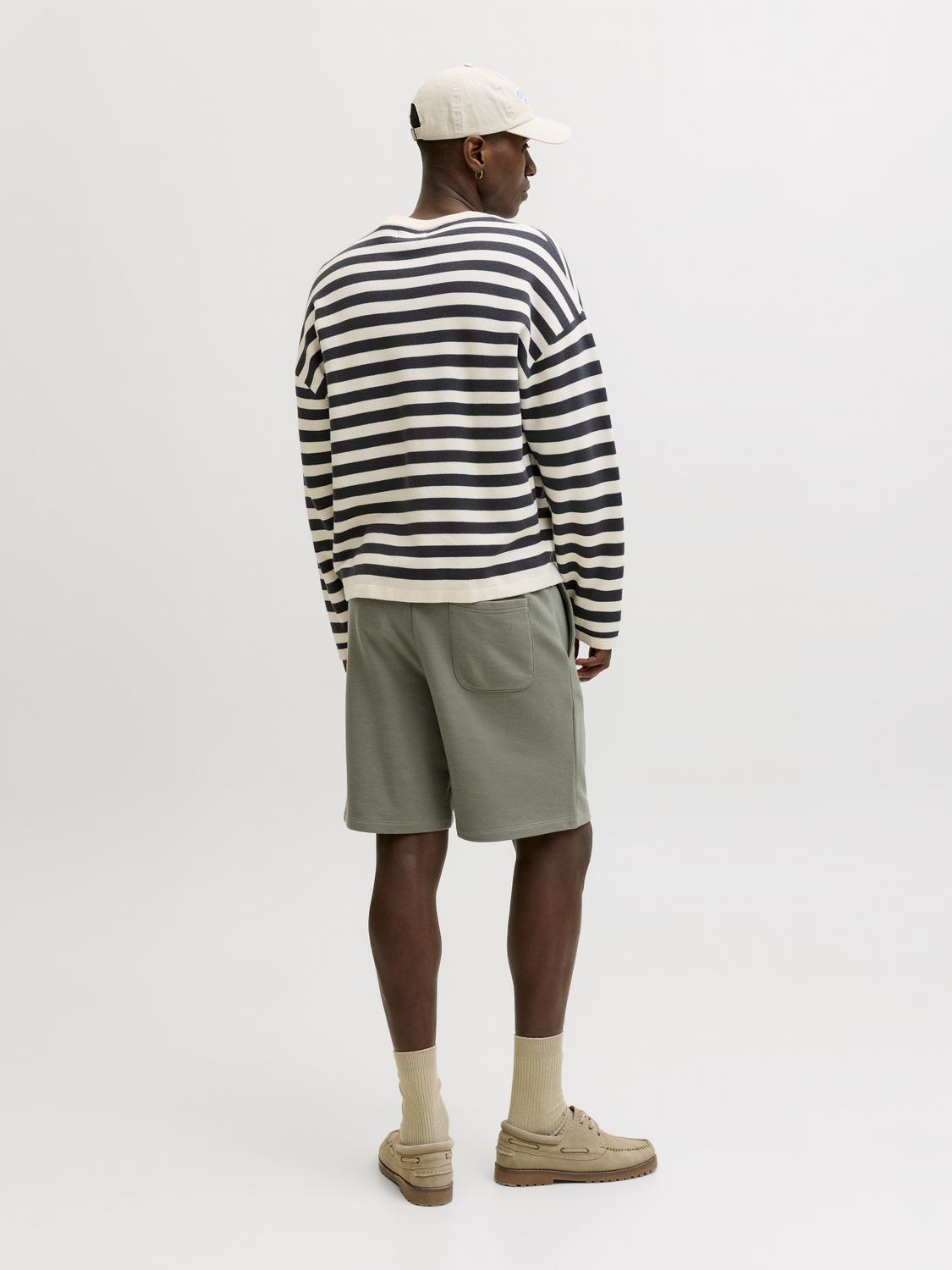 model_shot-back