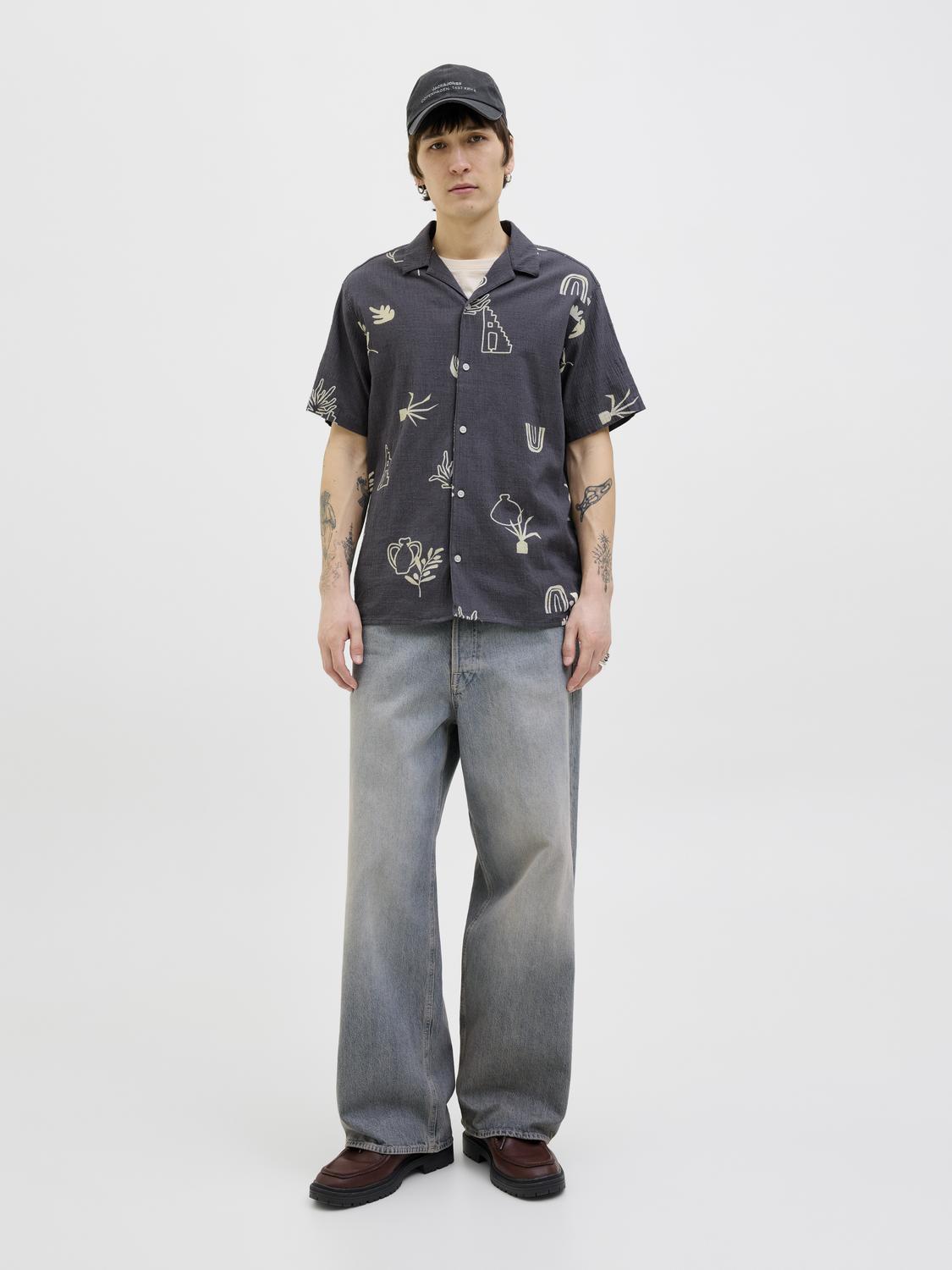 model_shot-front_full