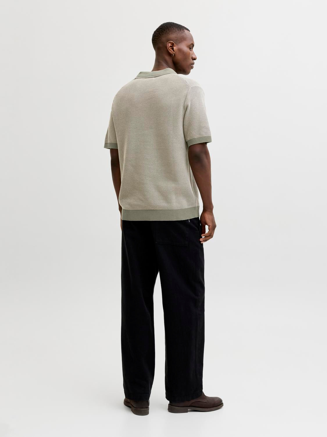 model_shot-back