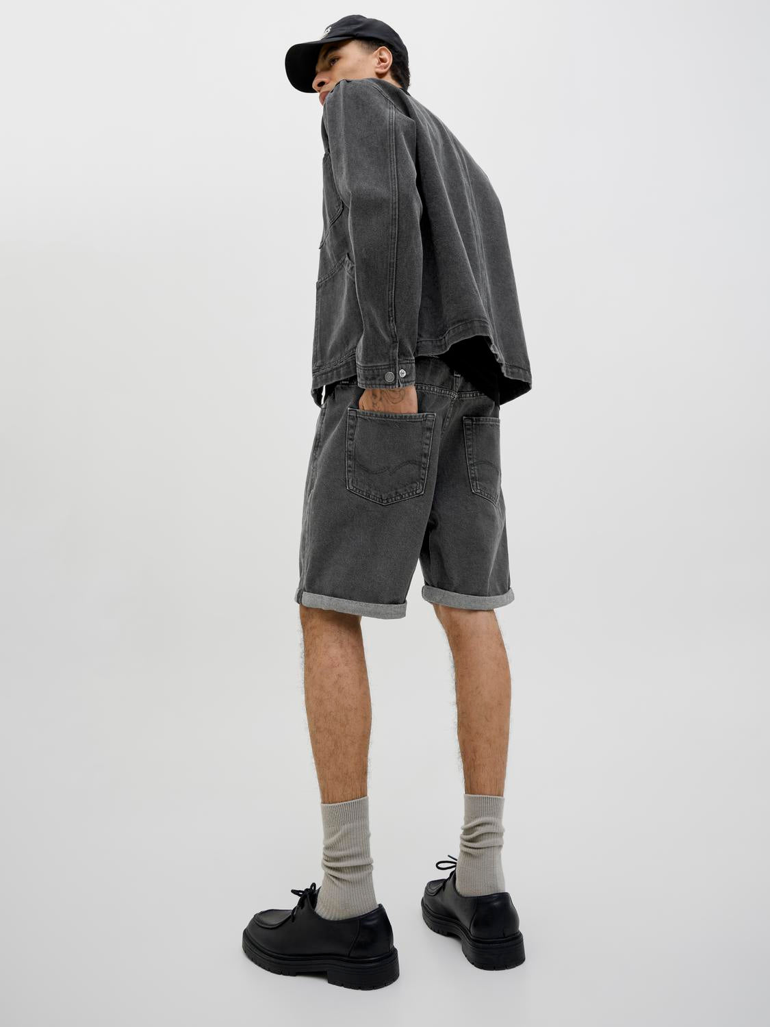 model_shot-creative