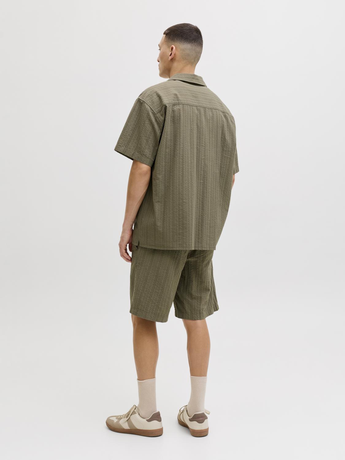 model_shot-back