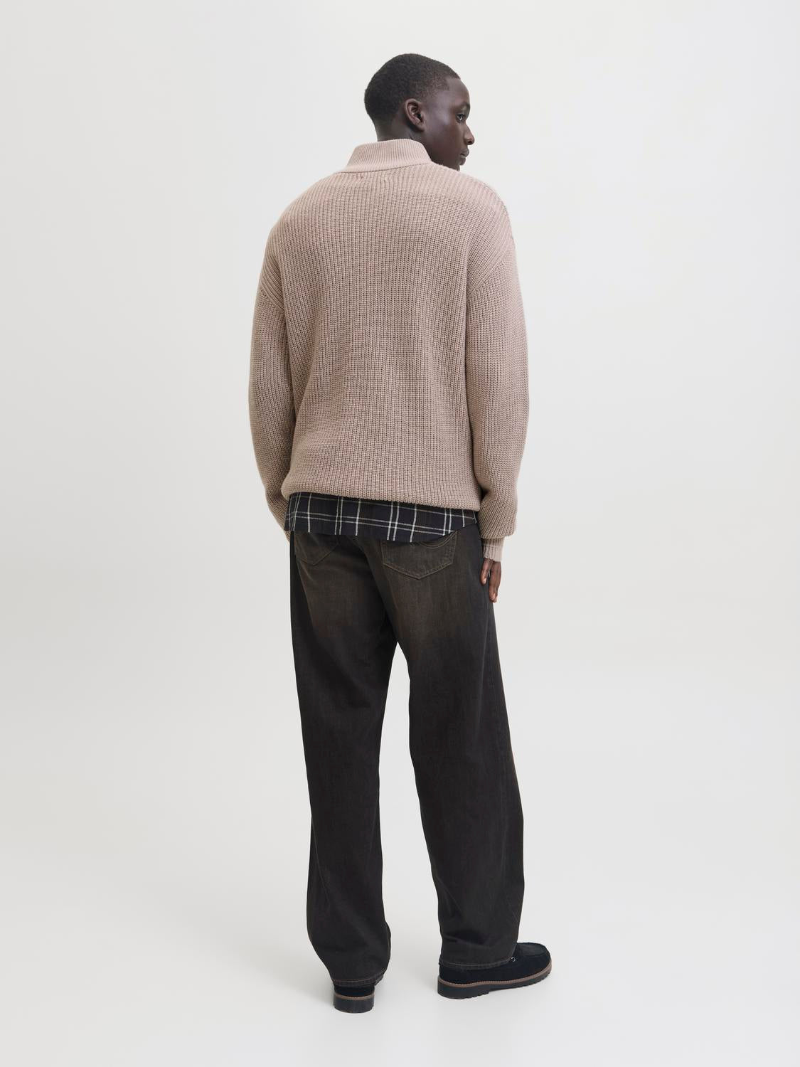 model_shot-back