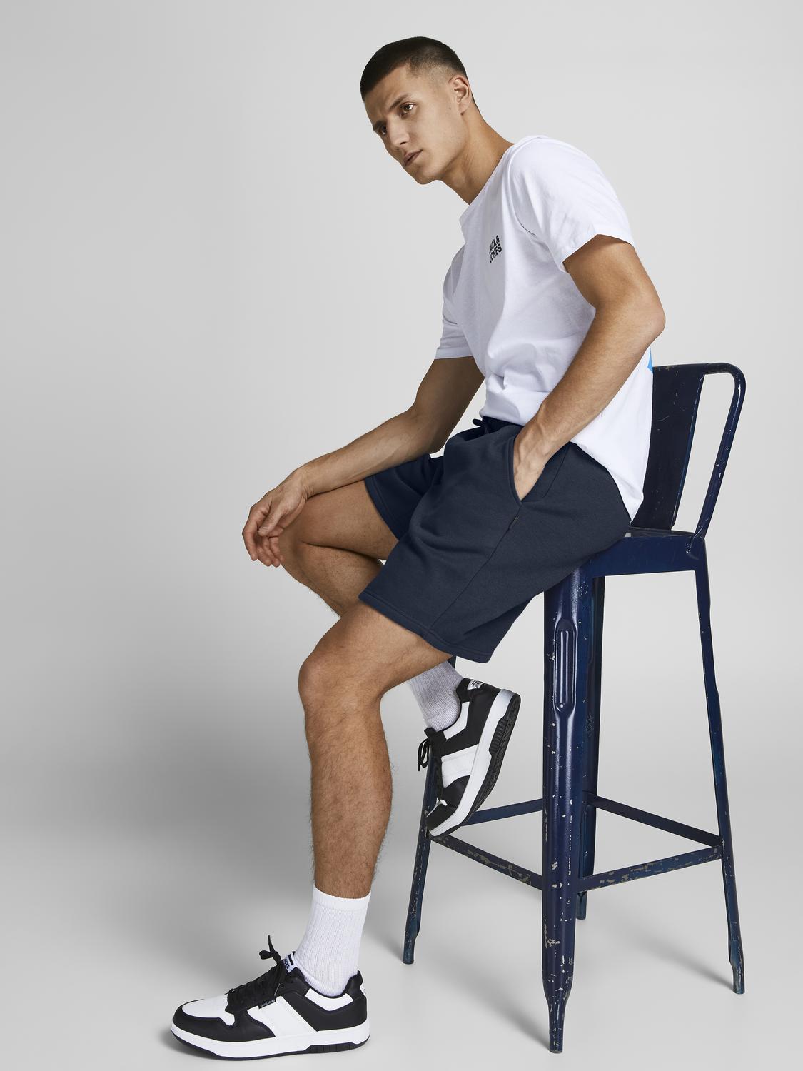 model_shot-creative