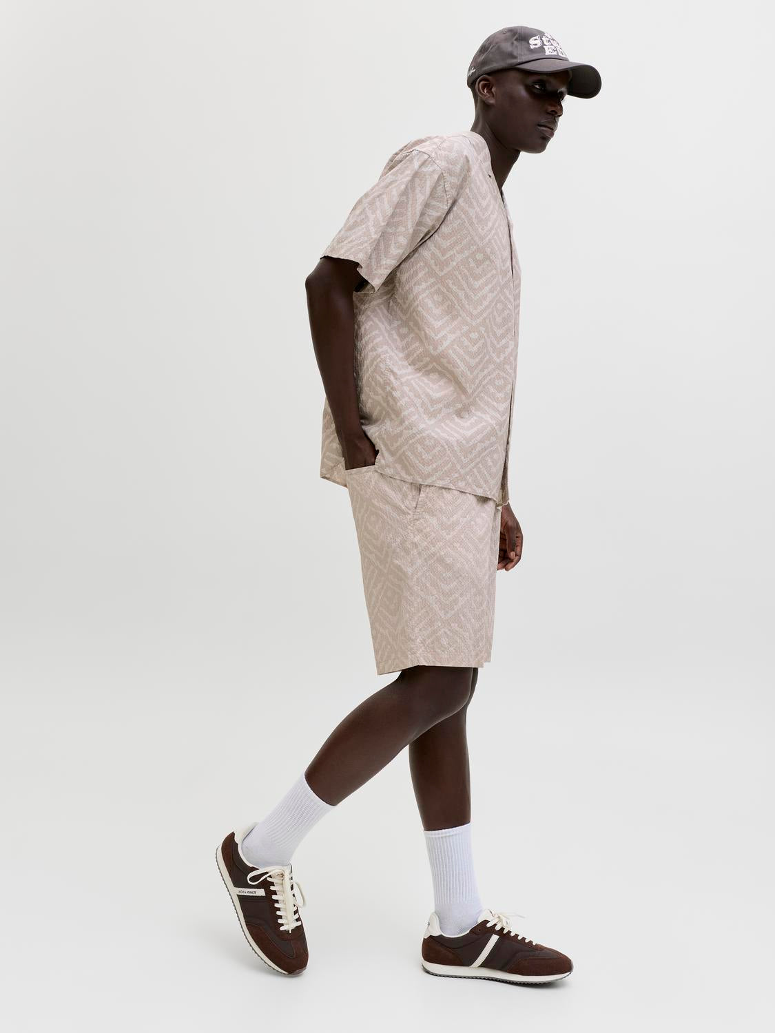 model_shot-creative