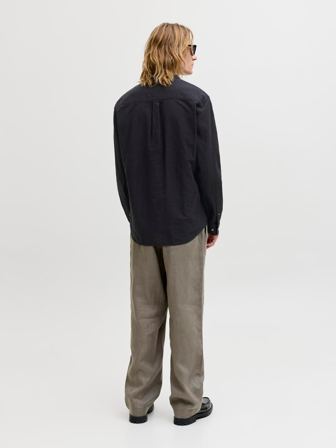 model_shot-back