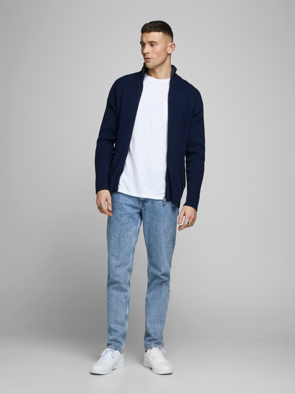model_shot-front_full