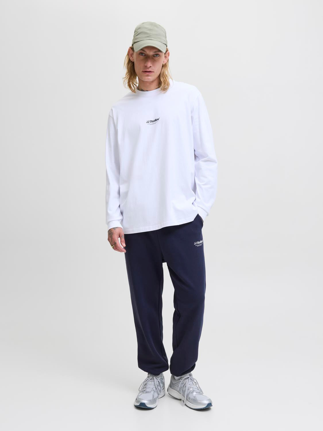 model_shot-front_full