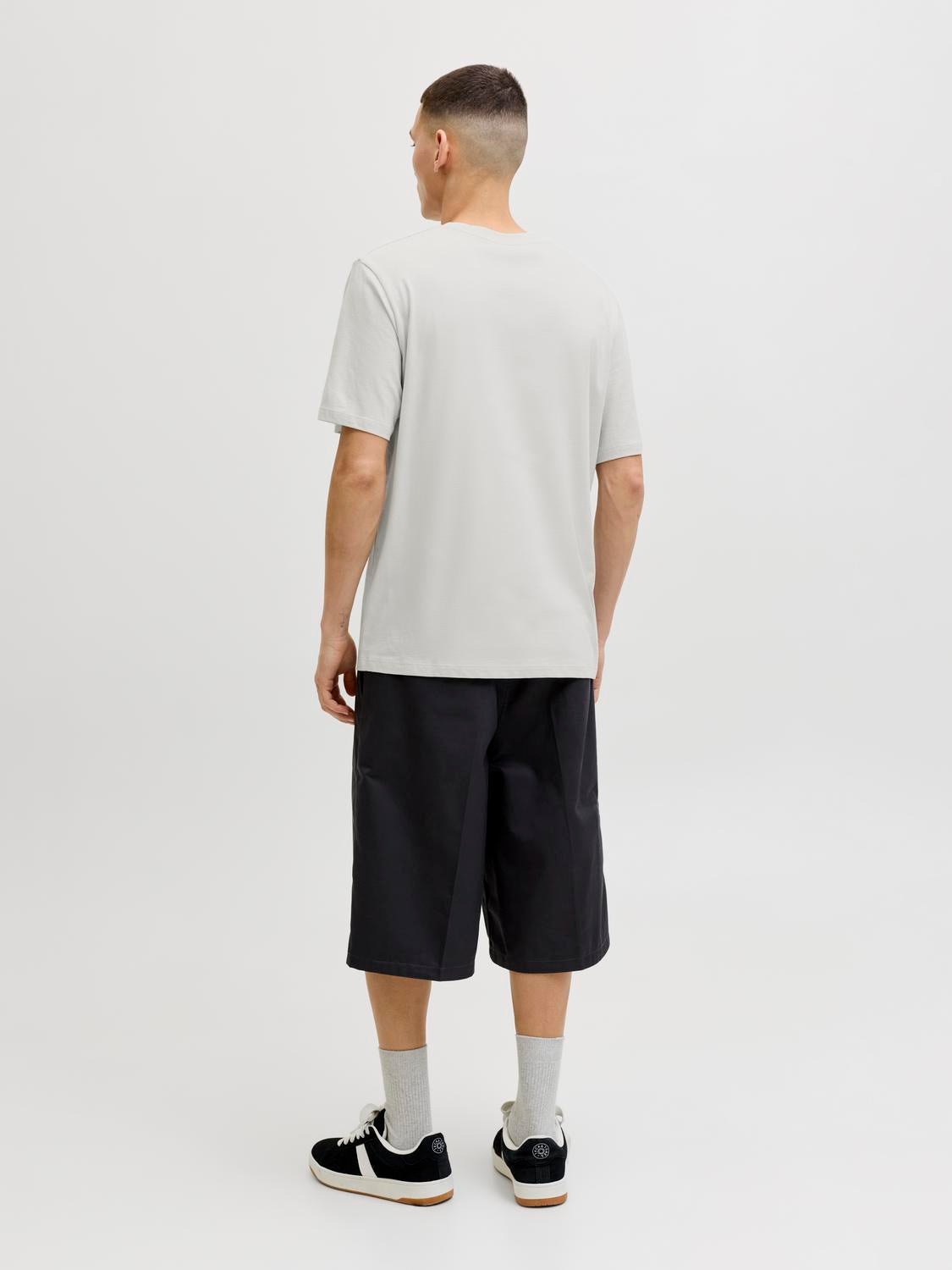 model_shot-back